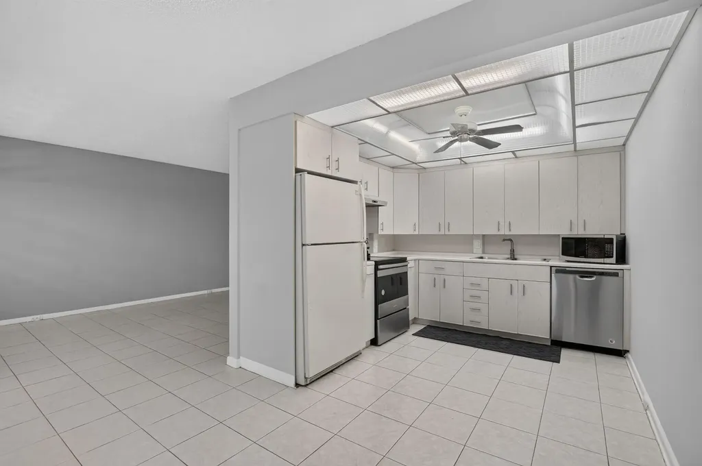 4022 Hythe B Boca Raton FL 33434