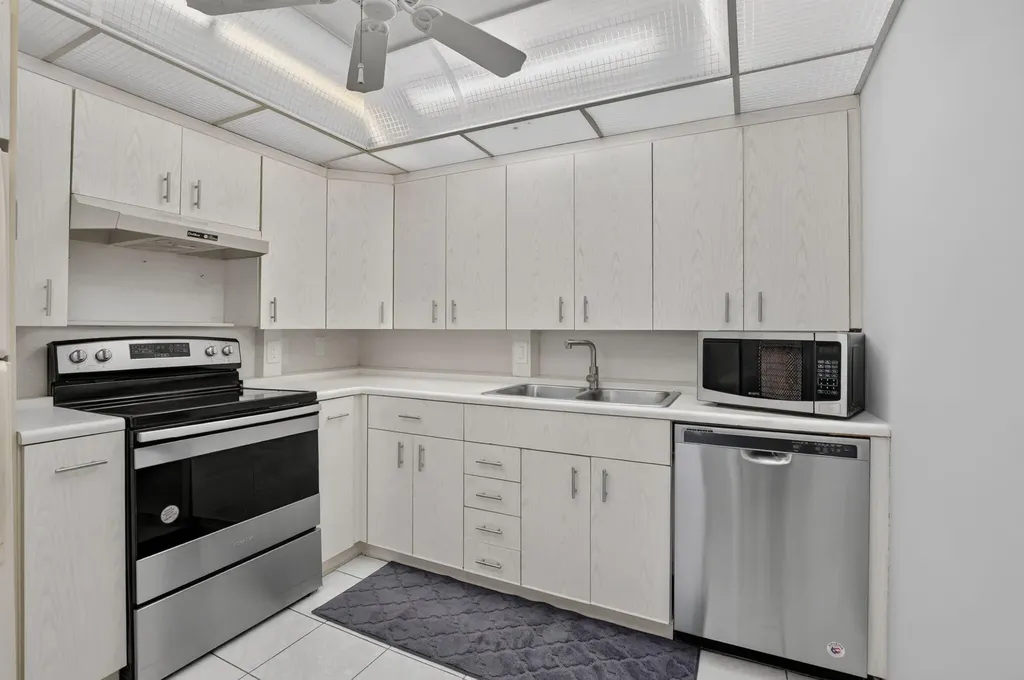 4022 Hythe B Boca Raton FL 33434