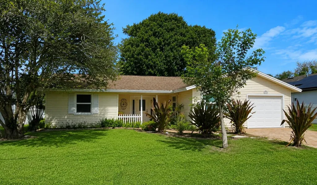 2490 SE Whitehorse Street Port St Lucie FL 34984