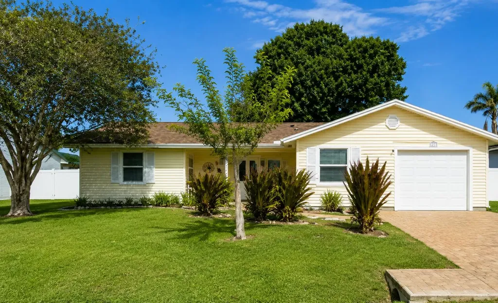 2490 SE Whitehorse Street Port St Lucie FL 34984
