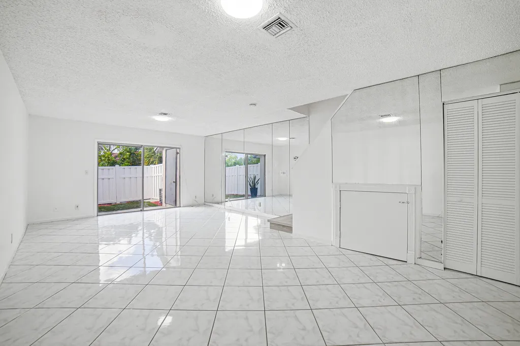 8207 Fairway Road Sunrise FL 33351