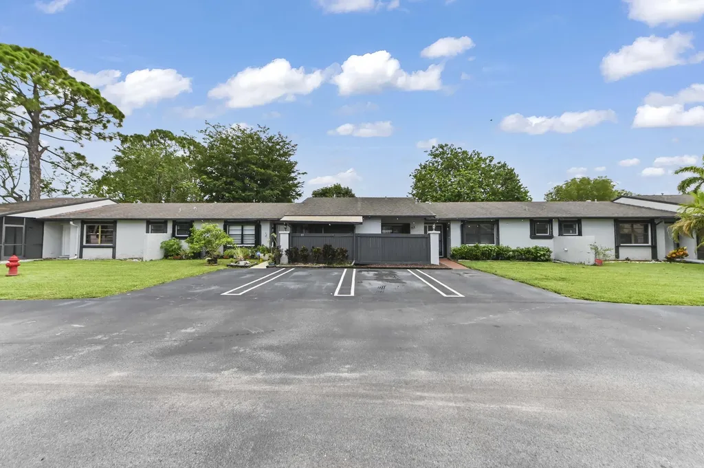 84 Conaskonk Circle Royal Palm Beach FL 33411