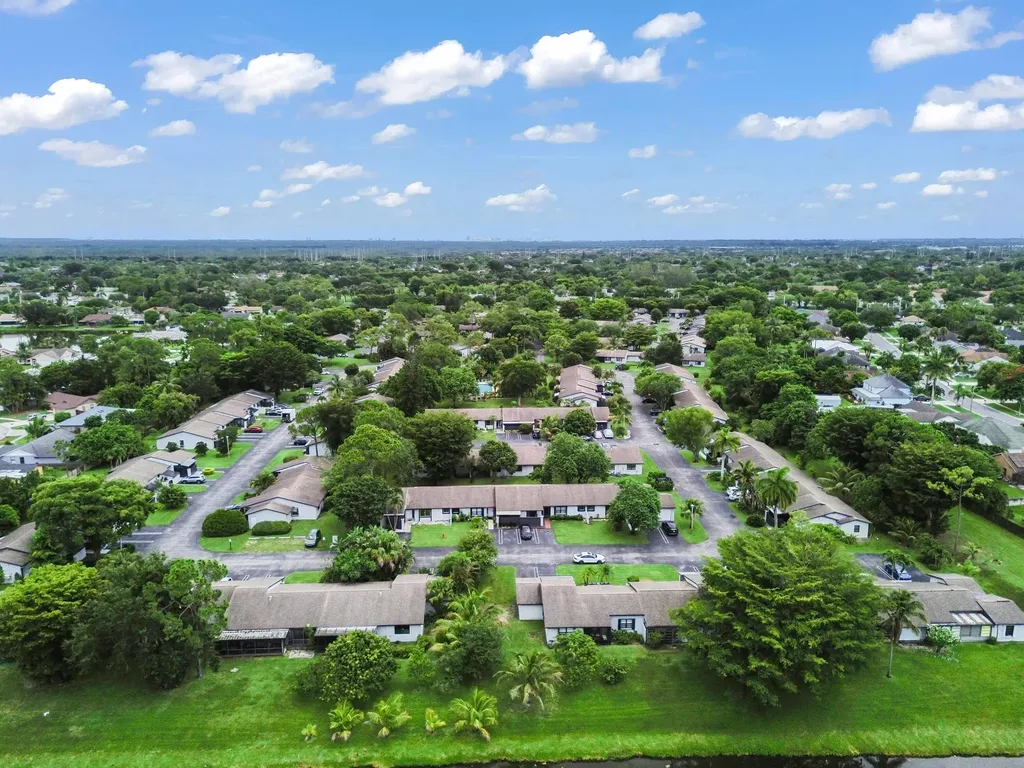 84 Conaskonk Circle Royal Palm Beach FL 33411