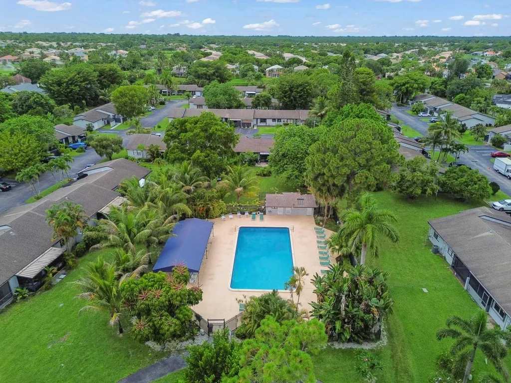 84 Conaskonk Circle Royal Palm Beach FL 33411