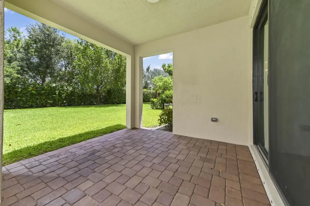 8899 Willow Cove Lane Lake Worth FL 33467