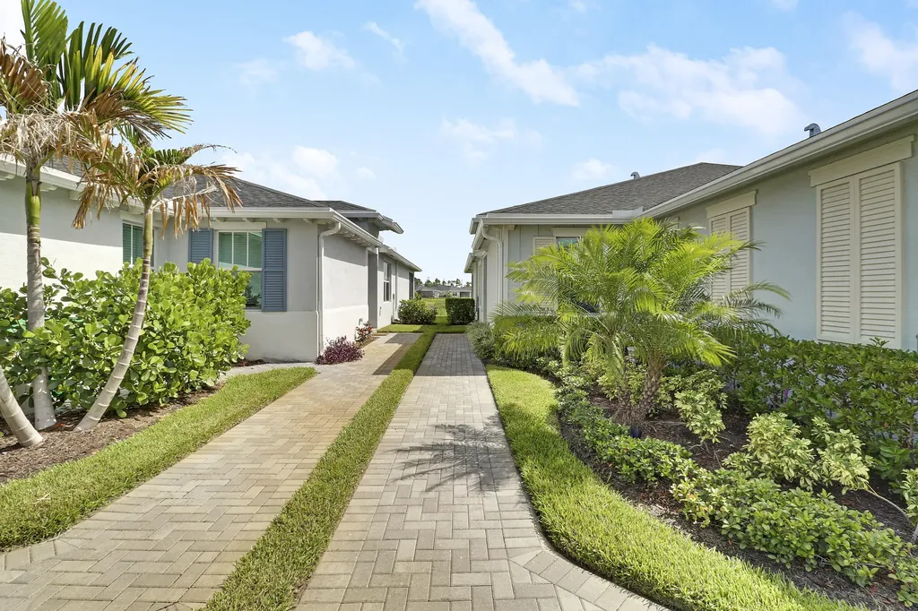 1960 SE Crosswood Way Port St Lucie FL 34984