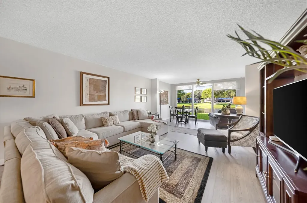 3611 Oaks Clubhouse Drive Pompano Beach FL 33069