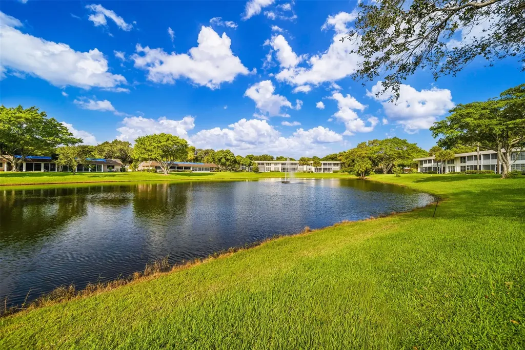 3611 Oaks Clubhouse Drive Pompano Beach FL 33069