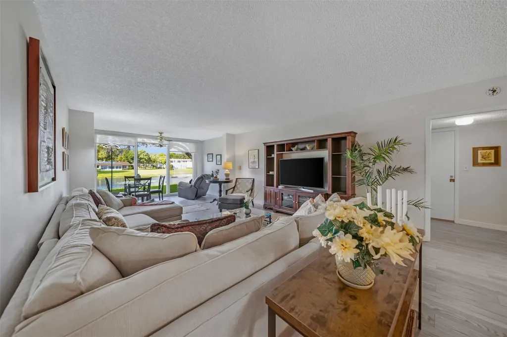 3611 Oaks Clubhouse Drive Pompano Beach FL 33069