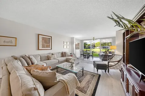 3611 Oaks Clubhouse Drive Pompano Beach FL 33069