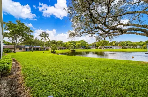 3611 Oaks Clubhouse Drive Pompano Beach FL 33069