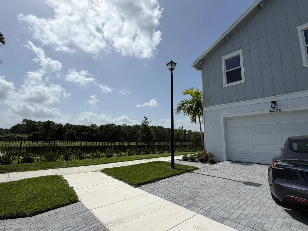 4402 Longwood Lake Square Westlake FL 33470
