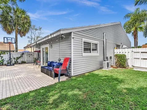 8 Hawthorne Lane Boynton Beach FL 33426