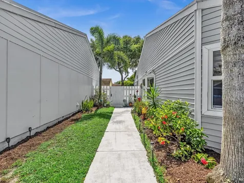 8 Hawthorne Lane Boynton Beach FL 33426