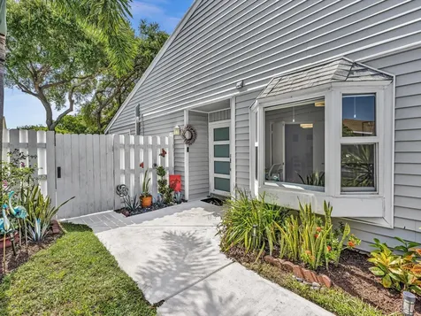 8 Hawthorne Lane Boynton Beach FL 33426