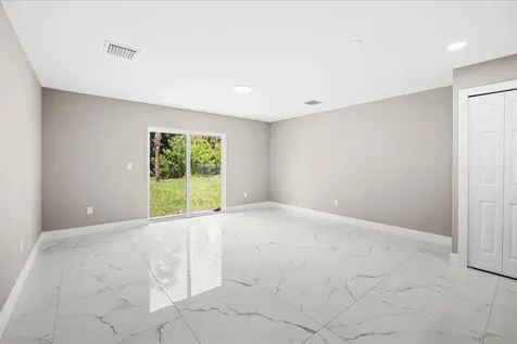 909 20th N Fort Pierce FL 34950