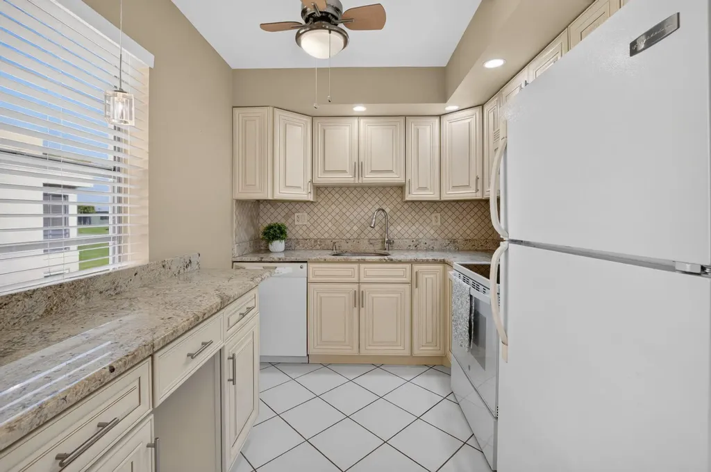 332 Capri G Delray Beach FL 33484