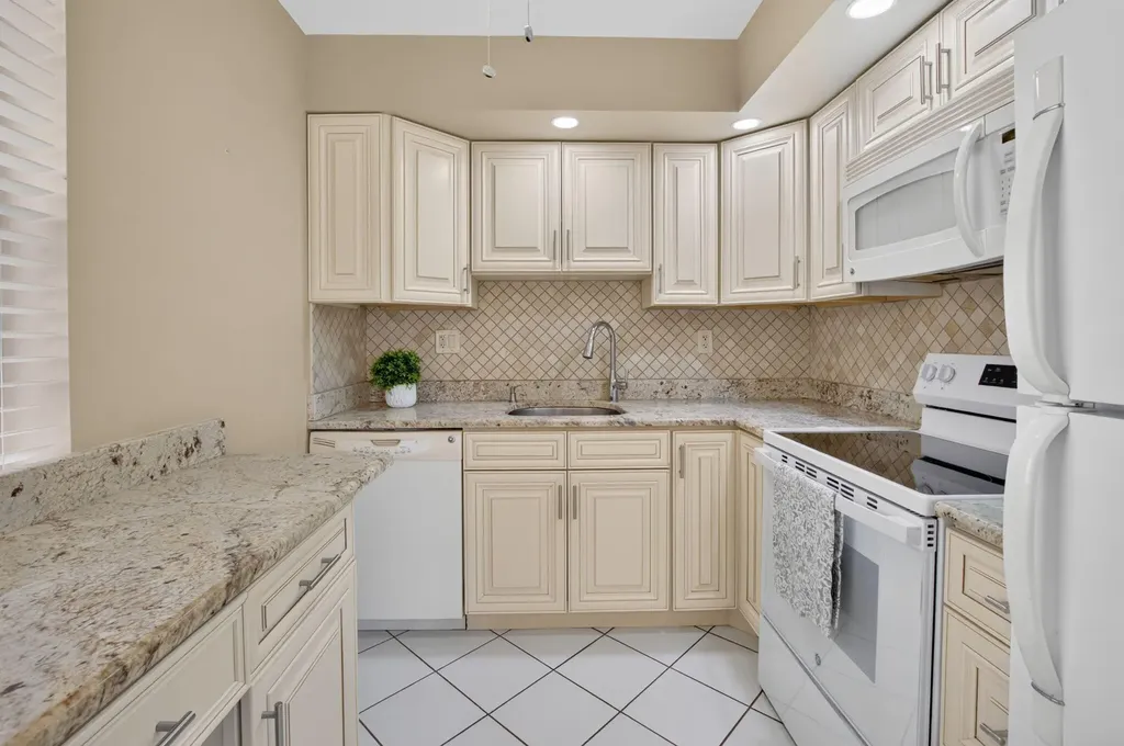 332 Capri G Delray Beach FL 33484