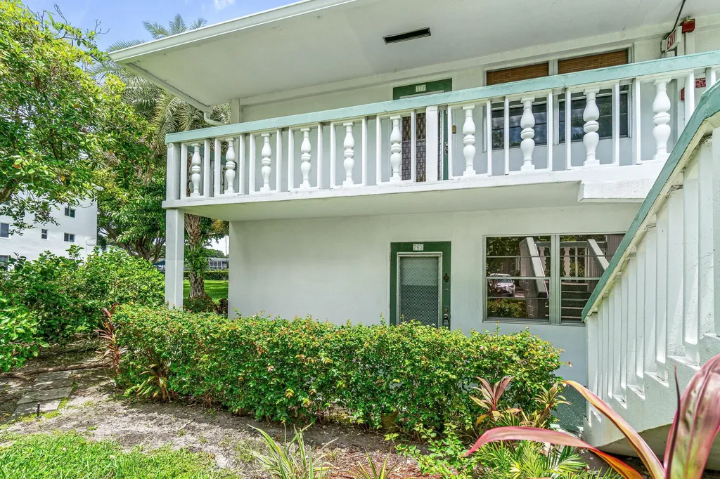 265 Newport R Drive Deerfield Beach FL 33442