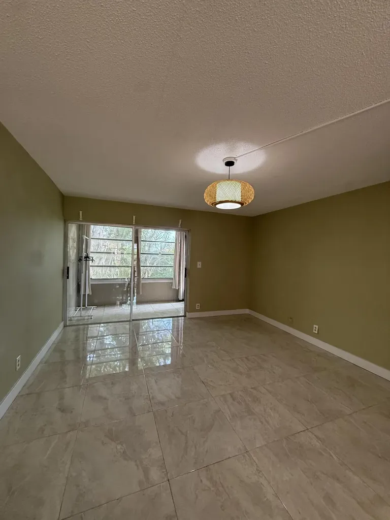 22 Golfs Edge West Palm Beach FL 33417