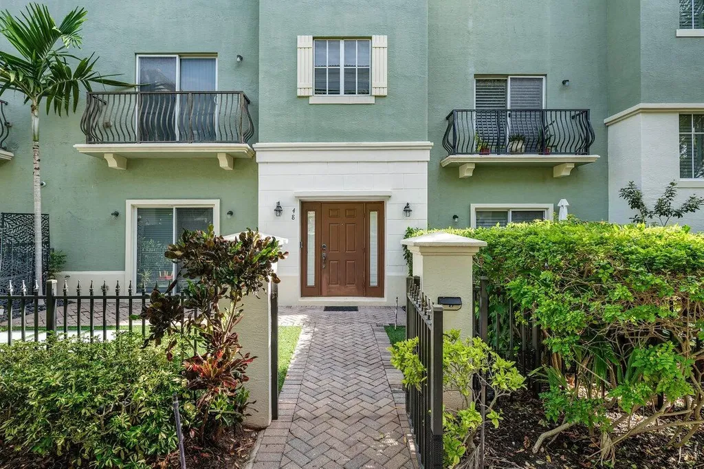 48 NW Hawthorne Place Boca Raton FL 33432