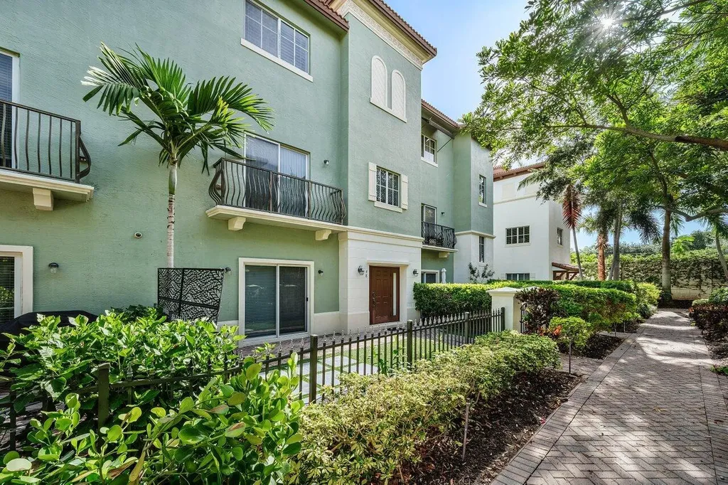 48 NW Hawthorne Place Boca Raton FL 33432