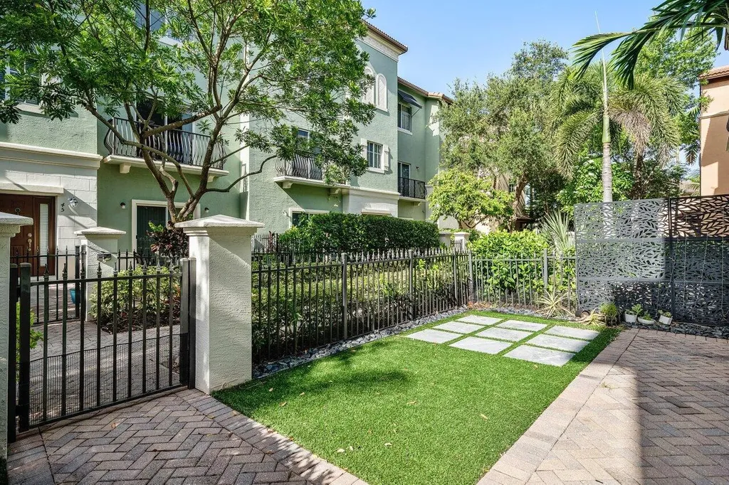 48 NW Hawthorne Place Boca Raton FL 33432