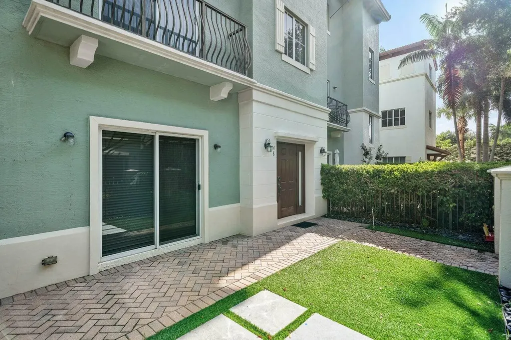 48 NW Hawthorne Place Boca Raton FL 33432