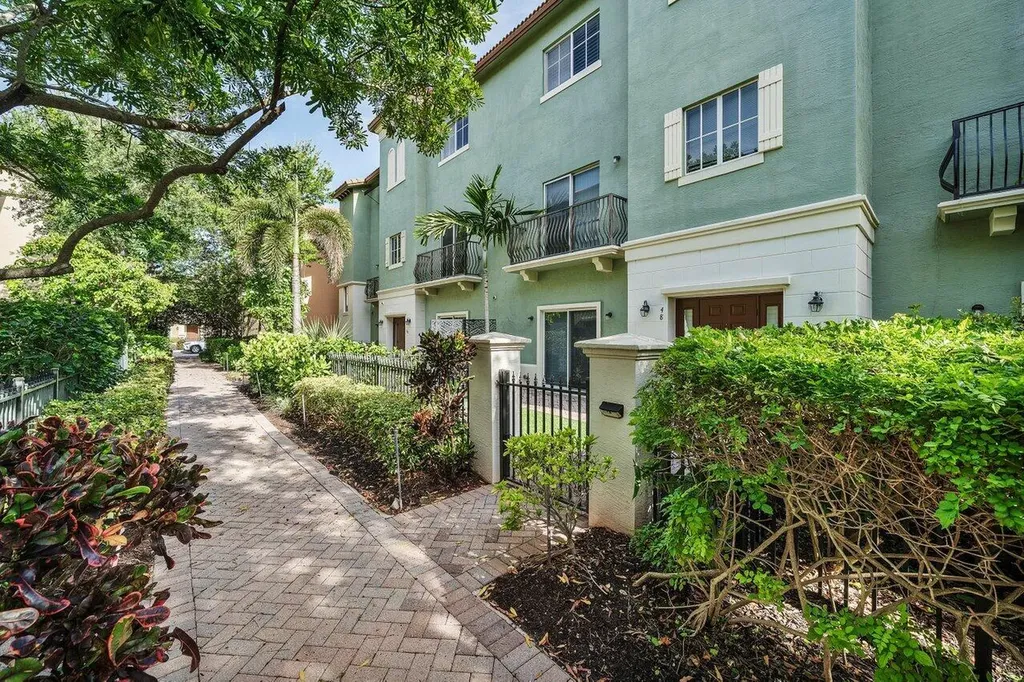 48 NW Hawthorne Place Boca Raton FL 33432