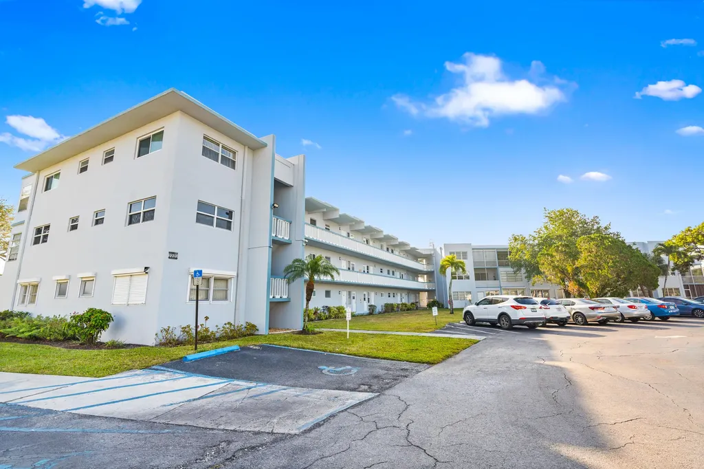 2223 Park Lane Hollywood FL 33021