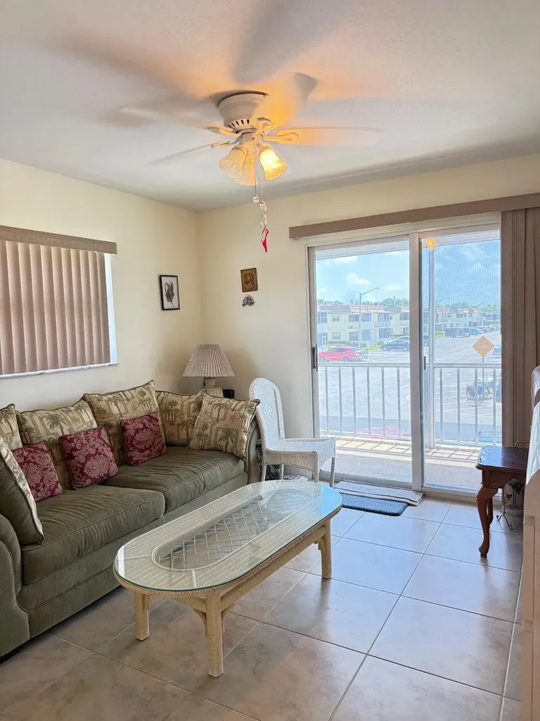 276 Saxony F Delray Beach FL 33446
