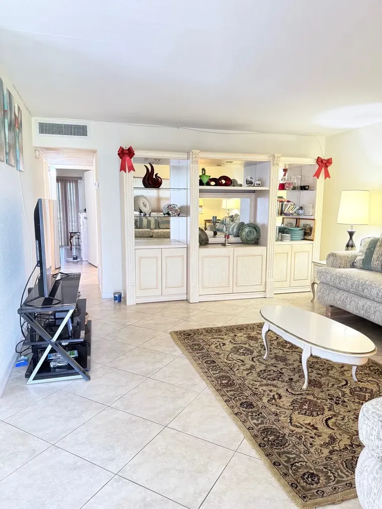 276 Saxony F Delray Beach FL 33446