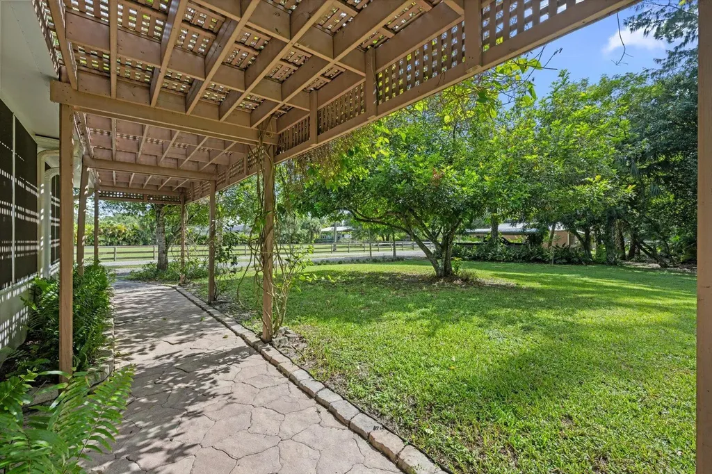 2454/2376 E Road Loxahatchee FL 33470