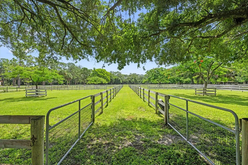 2454/2376 E Road Loxahatchee FL 33470