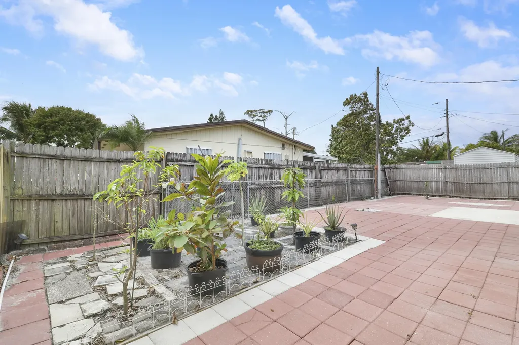 827 Caroline Avenue West Palm Beach FL 33413