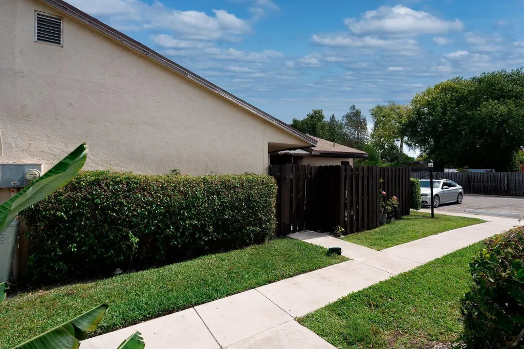 3504 Waterview Circle Palm Springs FL 33461