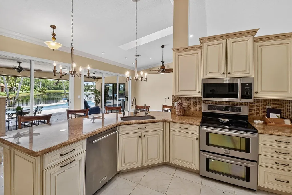 118 Fernwood Crescent Royal Palm Beach FL 33411