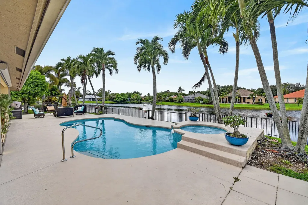 118 Fernwood Crescent Royal Palm Beach FL 33411