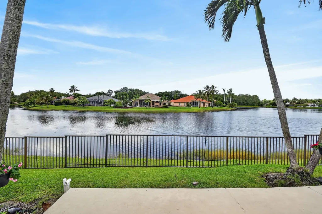 118 Fernwood Crescent Royal Palm Beach FL 33411