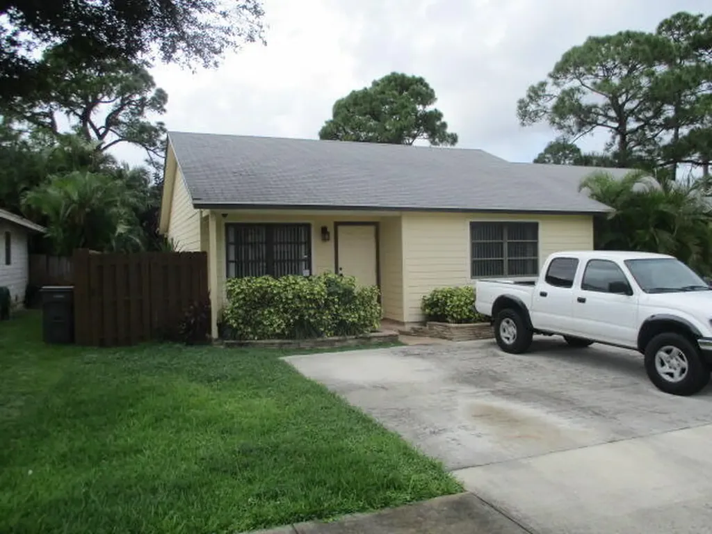 9077 E Highland Pines Drive Palm Beach Gardens FL 33418