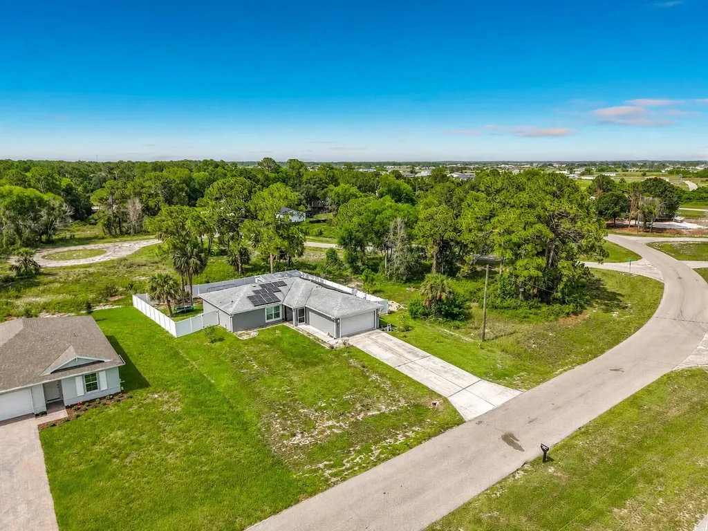 5042 SE Tradewinds Circle Labelle FL 33935