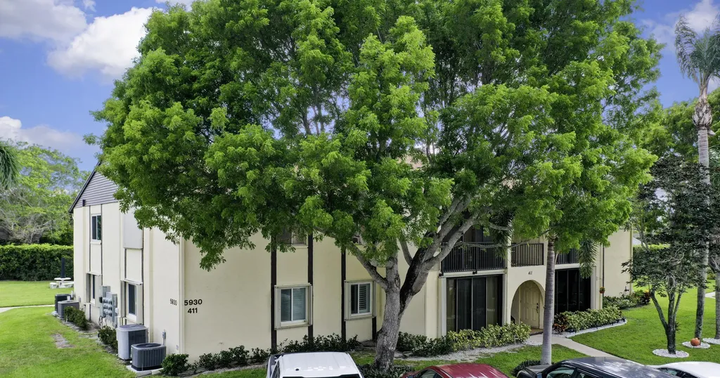 5930 Whispering Pine Way Greenacres FL 33463