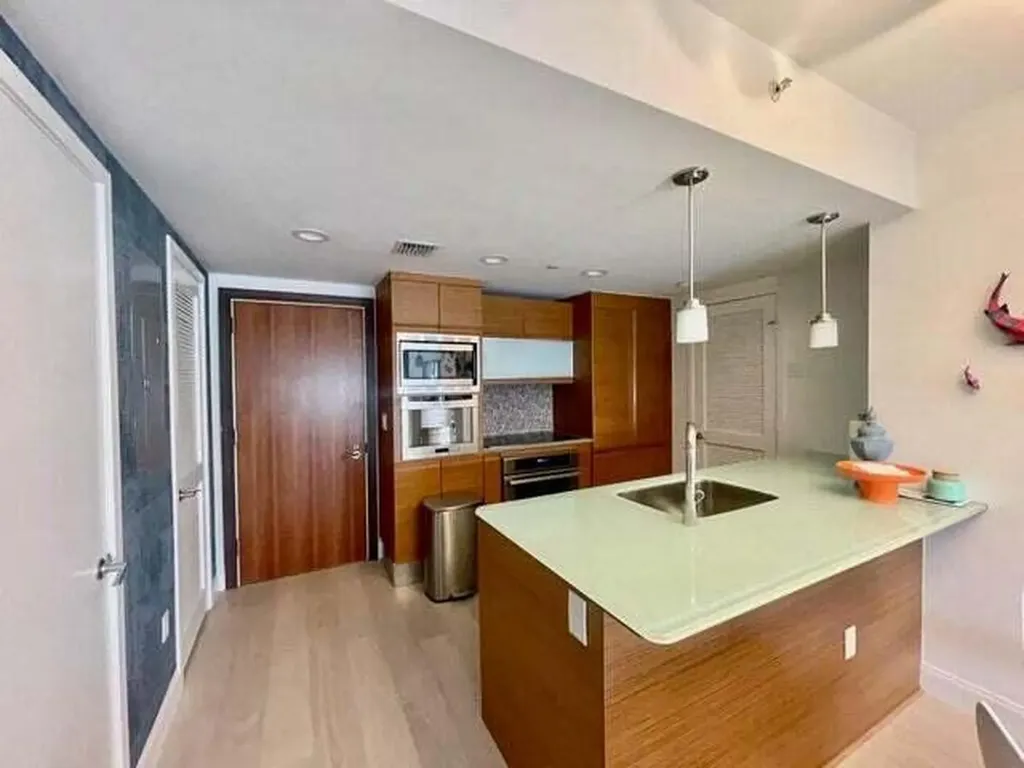 5875 Collins Avenue Miami Beach FL 33140