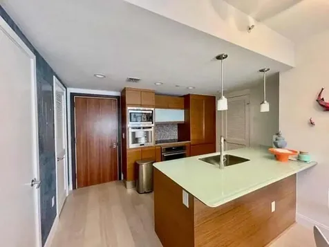 5875 Collins Avenue Miami Beach FL 33140