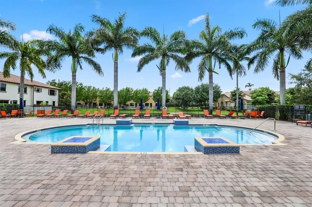 807 E Village Circle Davie FL 33325