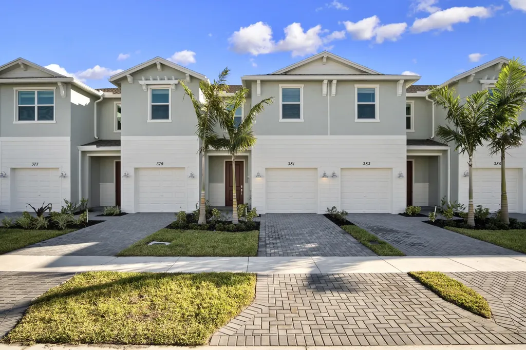 381 SE Crossoak Lane Port St Lucie FL 34984