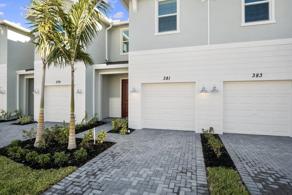 381 SE Crossoak Lane Port St Lucie FL 34984