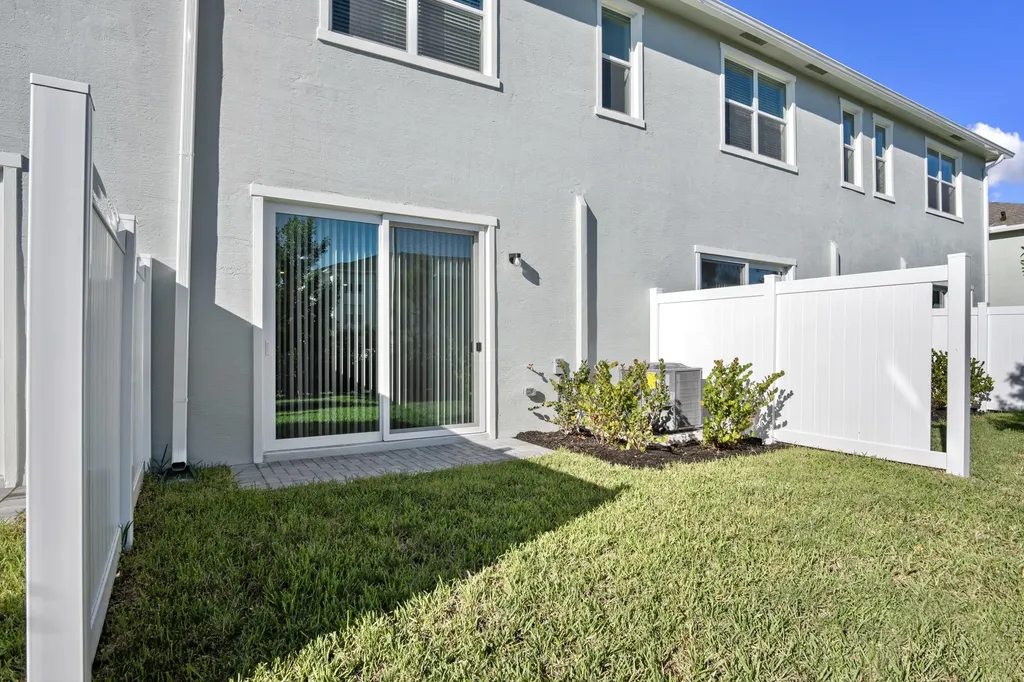 381 SE Crossoak Lane Port St Lucie FL 34984