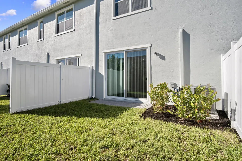 381 SE Crossoak Lane Port St Lucie FL 34984