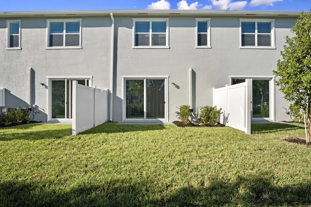381 SE Crossoak Lane Port St Lucie FL 34984